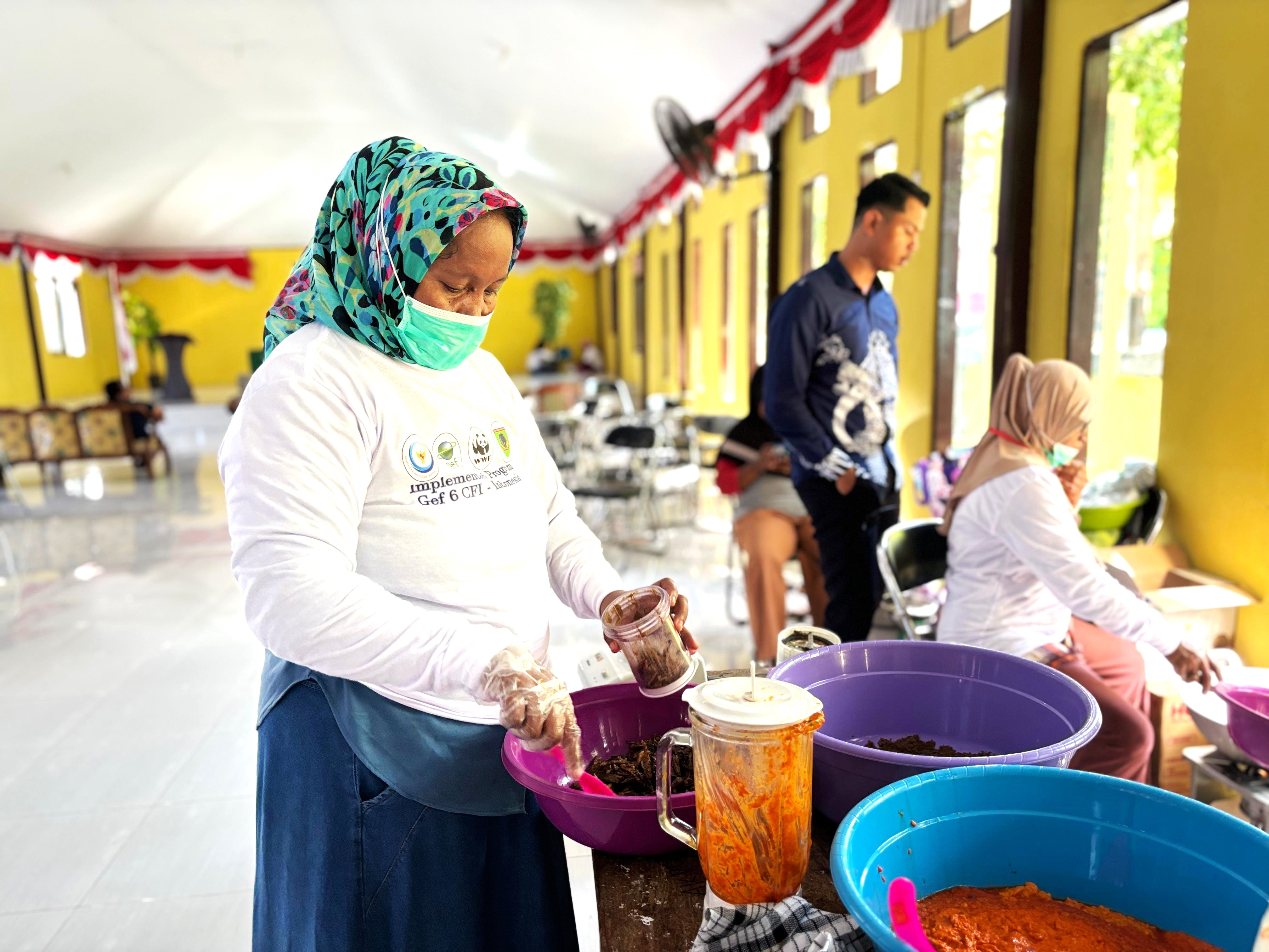 Kegiatan praktek produksi sambal roa di Kecamatan Seram Timur Kabupaten Seram Bagian Timur sebagai produk unggulan di fasilitasi melalui Program hibah GEF 6 “The Ecosystem Approach To Fisheries Management (EAFM) In Eastern Indonesia (Fisheries Management Area (FMA) - 715,717 & 718) Components A, B, And D”(27-28/06/2024)
